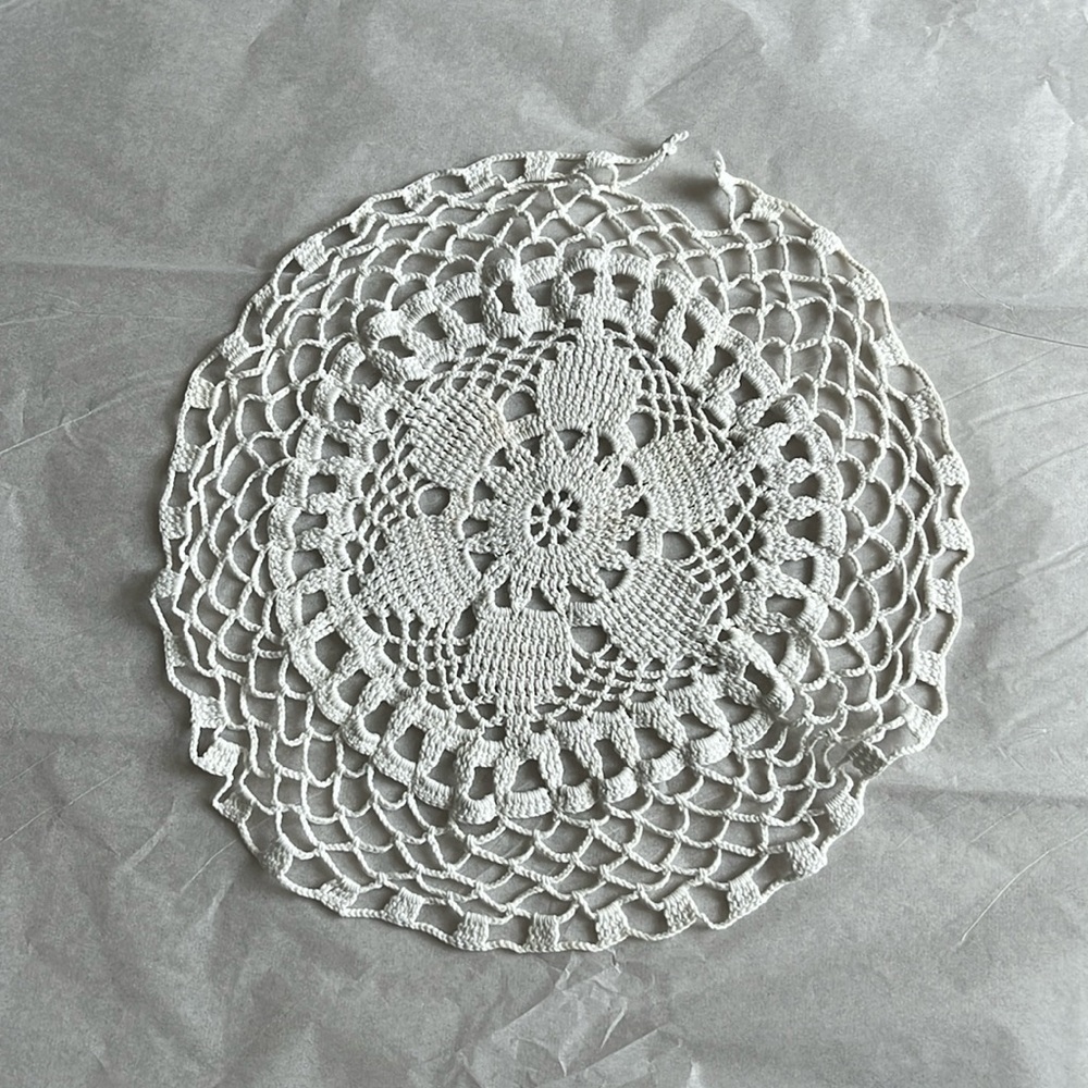 Vintage dolly white round with knit loose at top